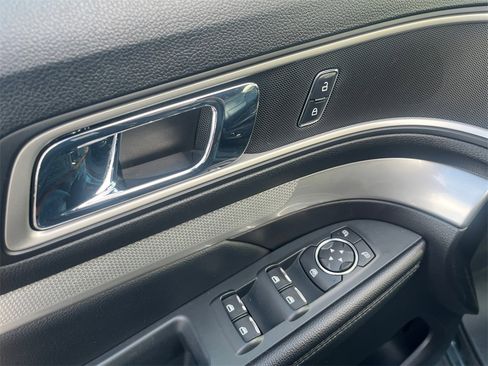 Used 2016 Ford Explorer XLT w/ Equipment Group 202A image 9