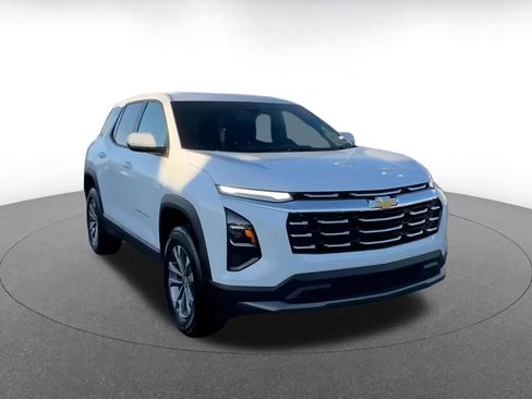 Used 2025 Chevrolet Equinox LT image 3