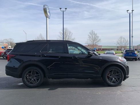 Used 2025 Ford Explorer ST-Line w/ ST-Line Street Pack image 2