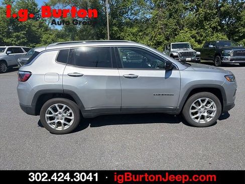 Used 2023 Jeep Compass Latitude AWD/4WD image 2