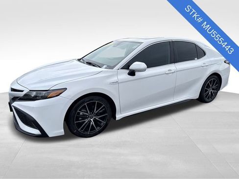Used 2021 Toyota Camry SE w/ Audio Upgrade Package image 3