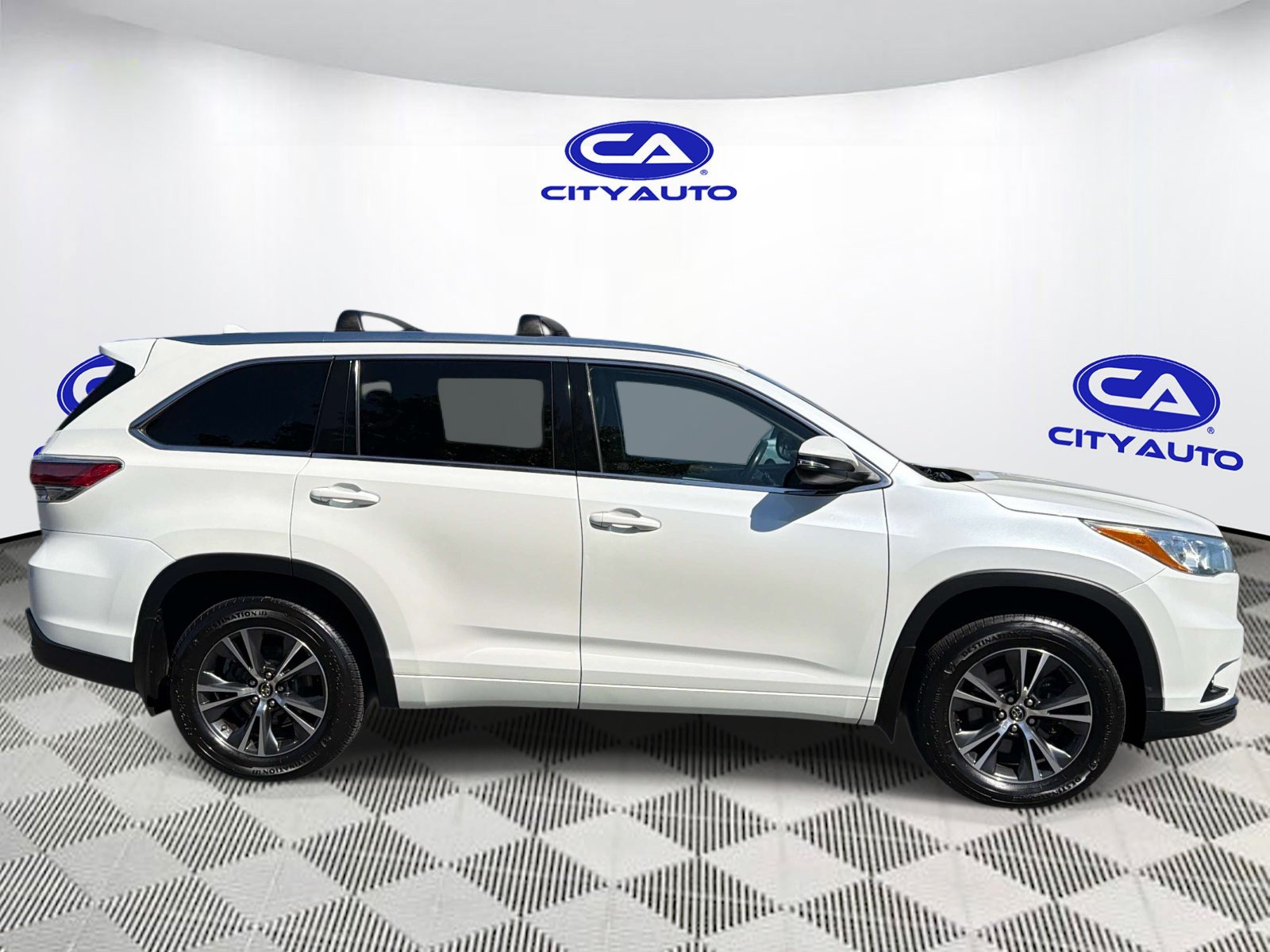 Used 2016 Toyota Highlander XLE AWD/4WD image 2