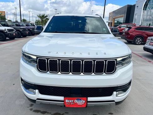 Used 2024 Jeep Wagoneer L Series II w/ Flexible Seating Group AWD/4WD image 2