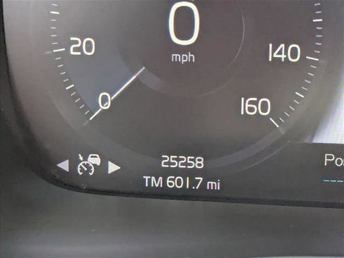Used 2022 Volvo XC40 T5 R-Design w/ Advanced Package AWD/4WD image 11