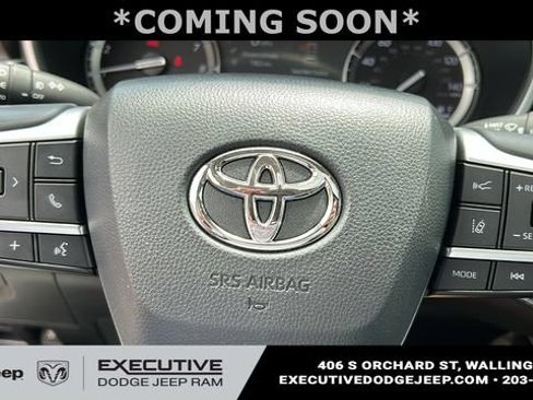 Used 2022 Toyota Highlander XLE AWD/4WD image 12