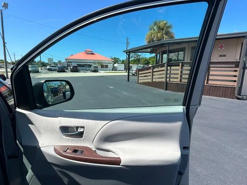 Used 2011 Toyota Sienna XLE FWD image 19