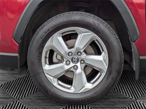 Used 2021 Toyota RAV4 XLE Premium image 9