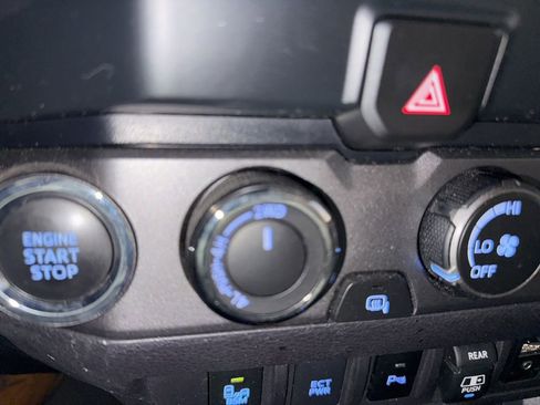 Used 2019 Toyota Tacoma TRD Off-Road image 13