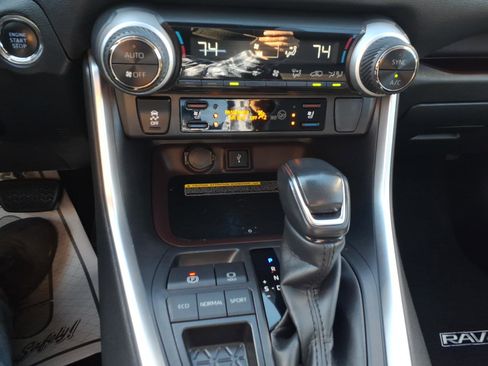 Used 2021 Toyota RAV4 Limited image 17