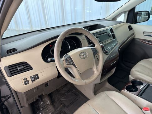 Used 2011 Toyota Sienna XLE FWD image 4