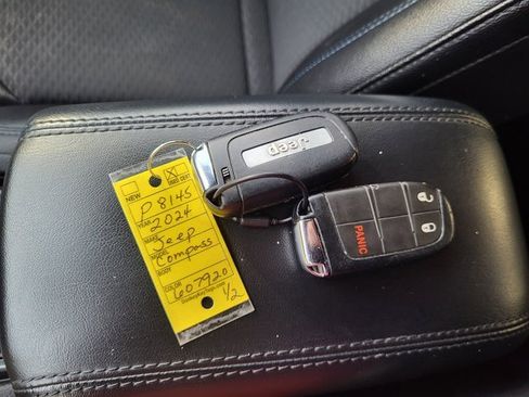 Used 2024 Jeep Compass Latitude image 21