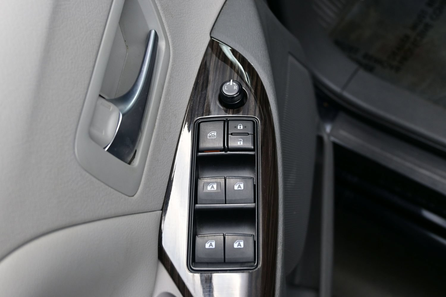 Used 2018 Toyota Sienna XLE Premium w/ Carpet Mat Package FWD image 13
