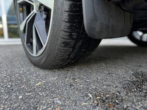 Used 2024 Volkswagen Tiguan SEL R-Line image 9