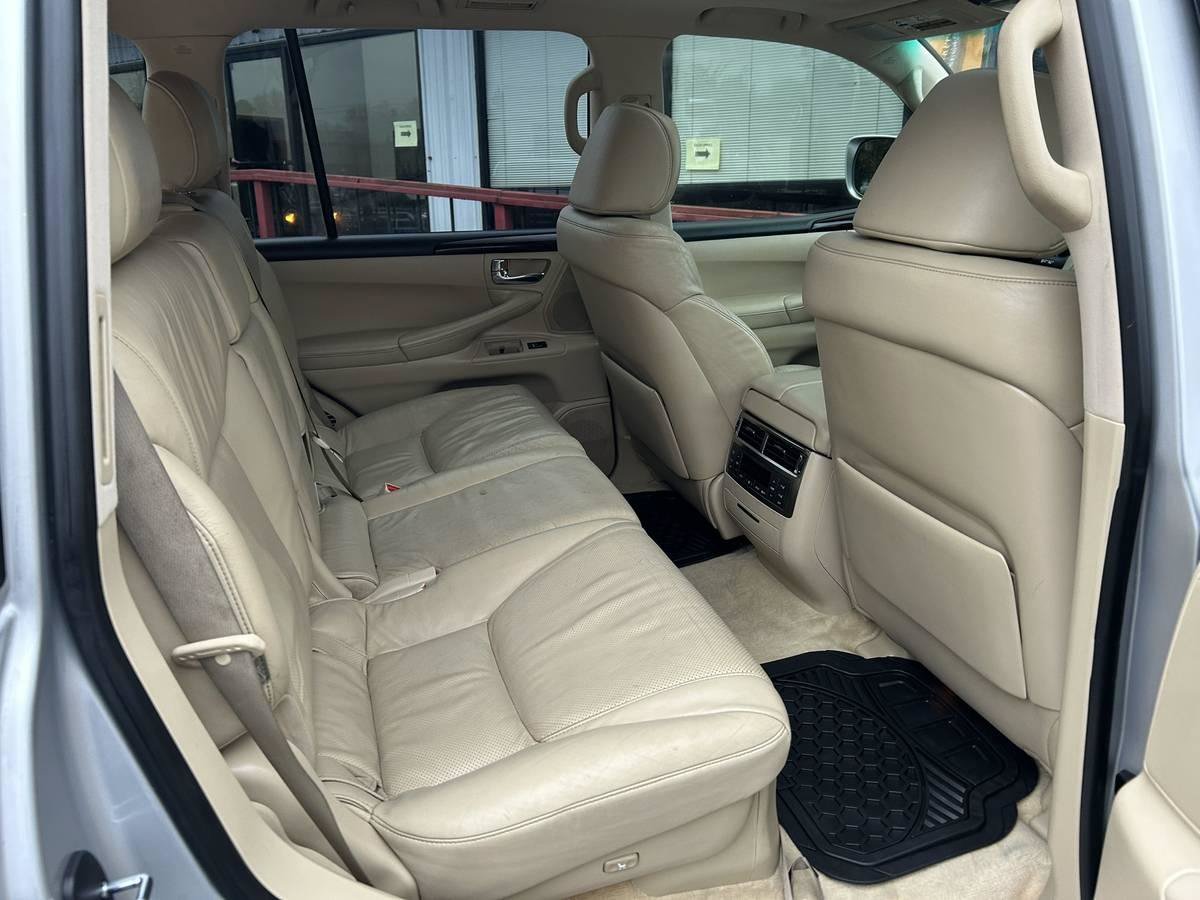 Used 2010 Lexus LX 570 4WD w/ Luxury Pkg image 18