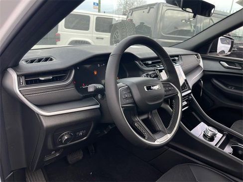 New 2025 Jeep Grand Cherokee L Altitude AWD/4WD image 8
