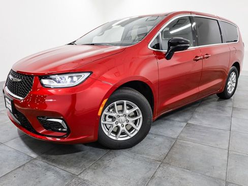 New 2026 Chrysler Pacifica Select image 3