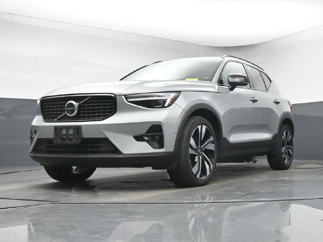 Used 2024 Volvo XC40 B5 Plus w/ Protection Package Premier AWD/4WD image 12