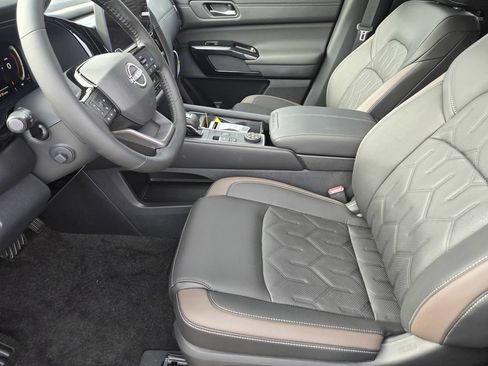 New 2026 Nissan Pathfinder Platinum AWD/4WD image 11