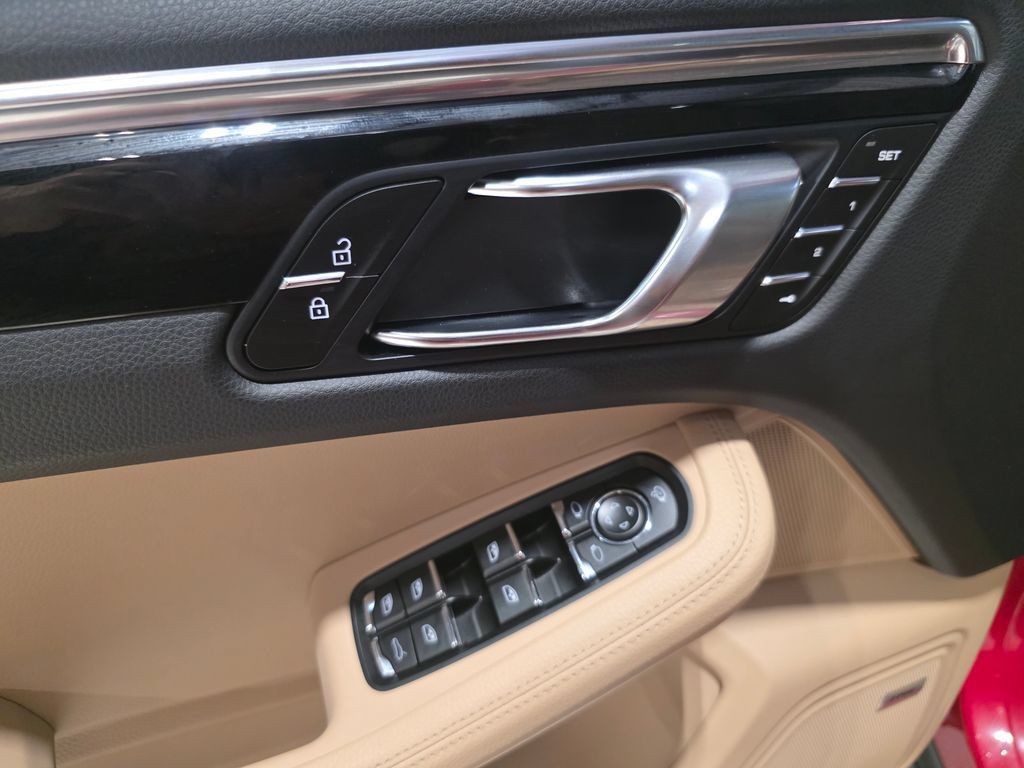 Certified 2026 Porsche Macan AWD/4WD image 24