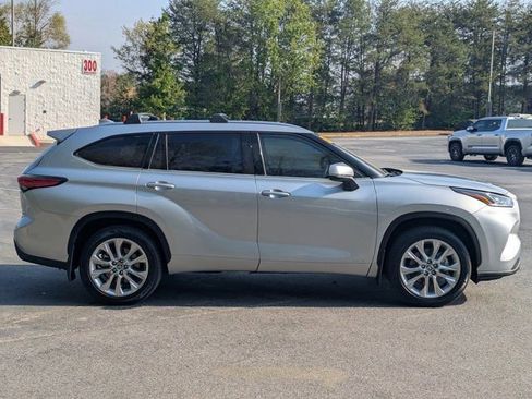 Used 2022 Toyota Highlander Limited image 8
