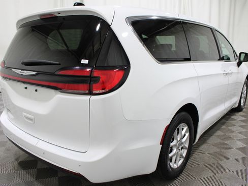Used 2024 Chrysler Pacifica Touring-L FWD image 30