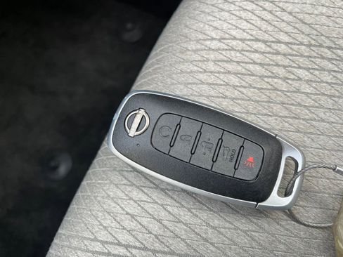 Used 2025 Nissan Rogue SV image 28