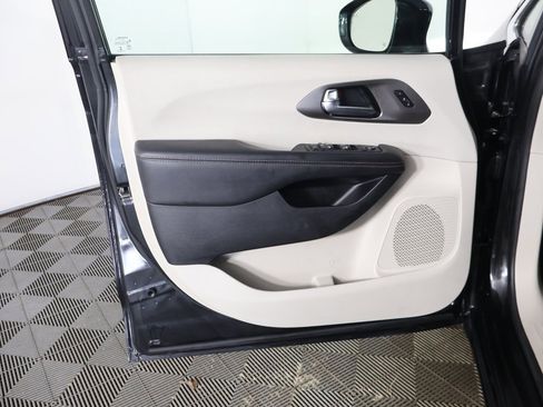 Used 2020 Chrysler Pacifica Touring-L image 22