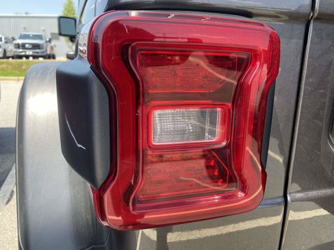 Used 2025 Jeep Wrangler Unlimited Rubicon AWD/4WD image 10