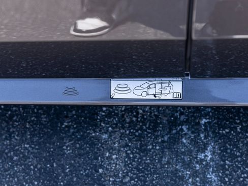 Used 2023 Toyota Sienna XLE FWD image 6