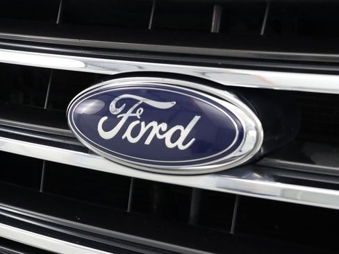 Used 2015 Ford Expedition XLT w/ Equipment Group 202A image 9