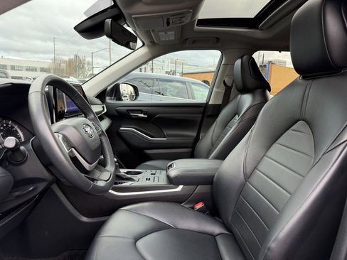 Certified 2023 Toyota Highlander XLE image 14