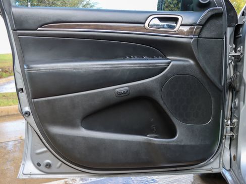 Used 2017 Jeep Grand Cherokee Overland image 12