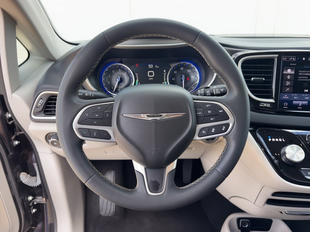 Used 2024 Chrysler Pacifica Touring-L FWD image 10