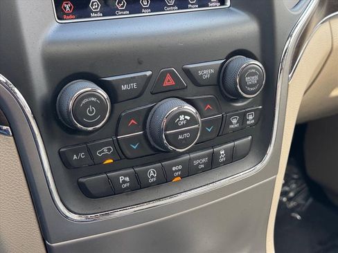 Used 2018 Jeep Grand Cherokee Limited image 21