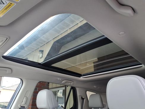 Used 2024 Honda Pilot Touring image 2