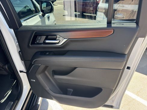Used 2025 GMC Yukon XL Denali AWD/4WD image 11