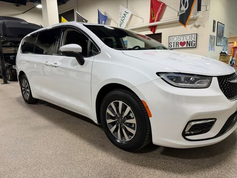 Used 2023 Chrysler Pacifica Touring-L FWD image 14
