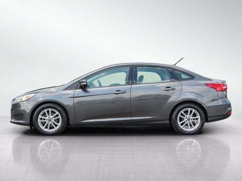 Used 2017 Ford Focus SE FWD image 2