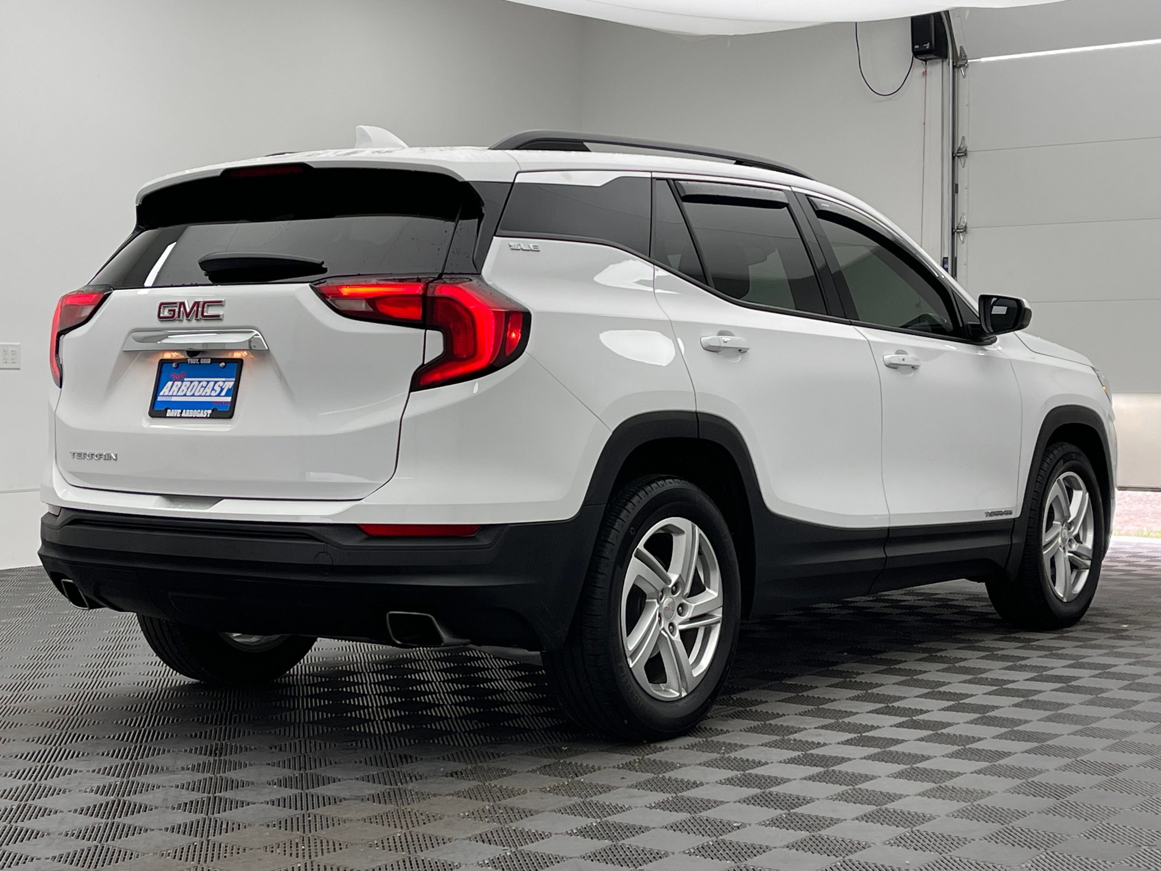 Used 2018 GMC Terrain SLE w/ Driver Convenience Package FWD image 7