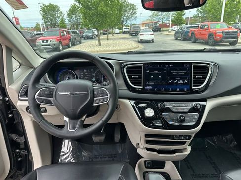 Used 2023 Chrysler Pacifica Touring-L FWD image 28