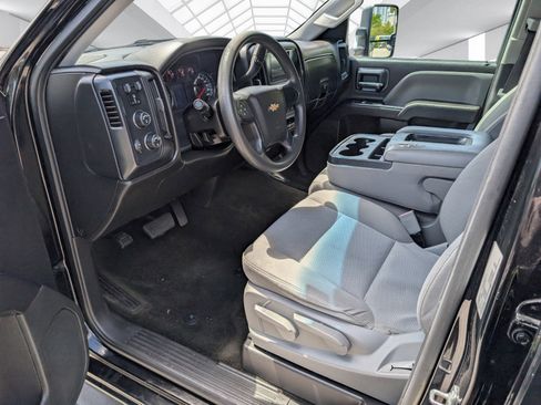 Used 2018 Chevrolet Silverado 1500 Custom w/ Custom Convenience Package AWD/4WD image 8