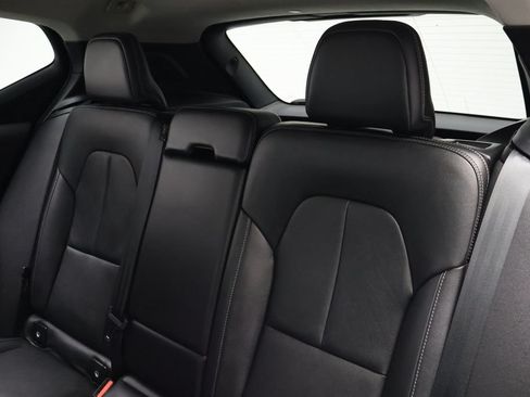 Used 2021 Volvo XC40 T4 Momentum w/ Premium Package FWD image 18