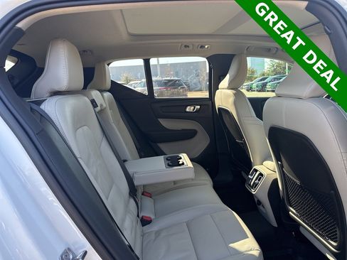 Used 2022 Volvo XC40 T5 Momentum image 13