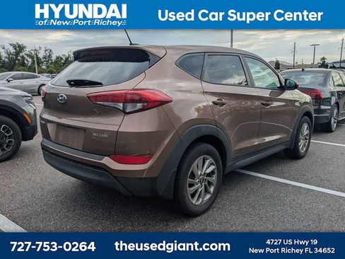 Used 2017 Hyundai Tucson SE w/ Cargo Package FWD image 2