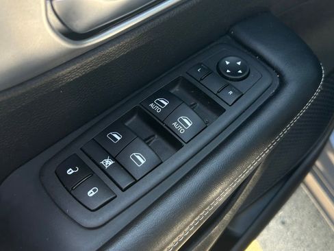 Used 2023 Chrysler Pacifica Touring-L w/ S Appearance Package AWD/4WD image 17