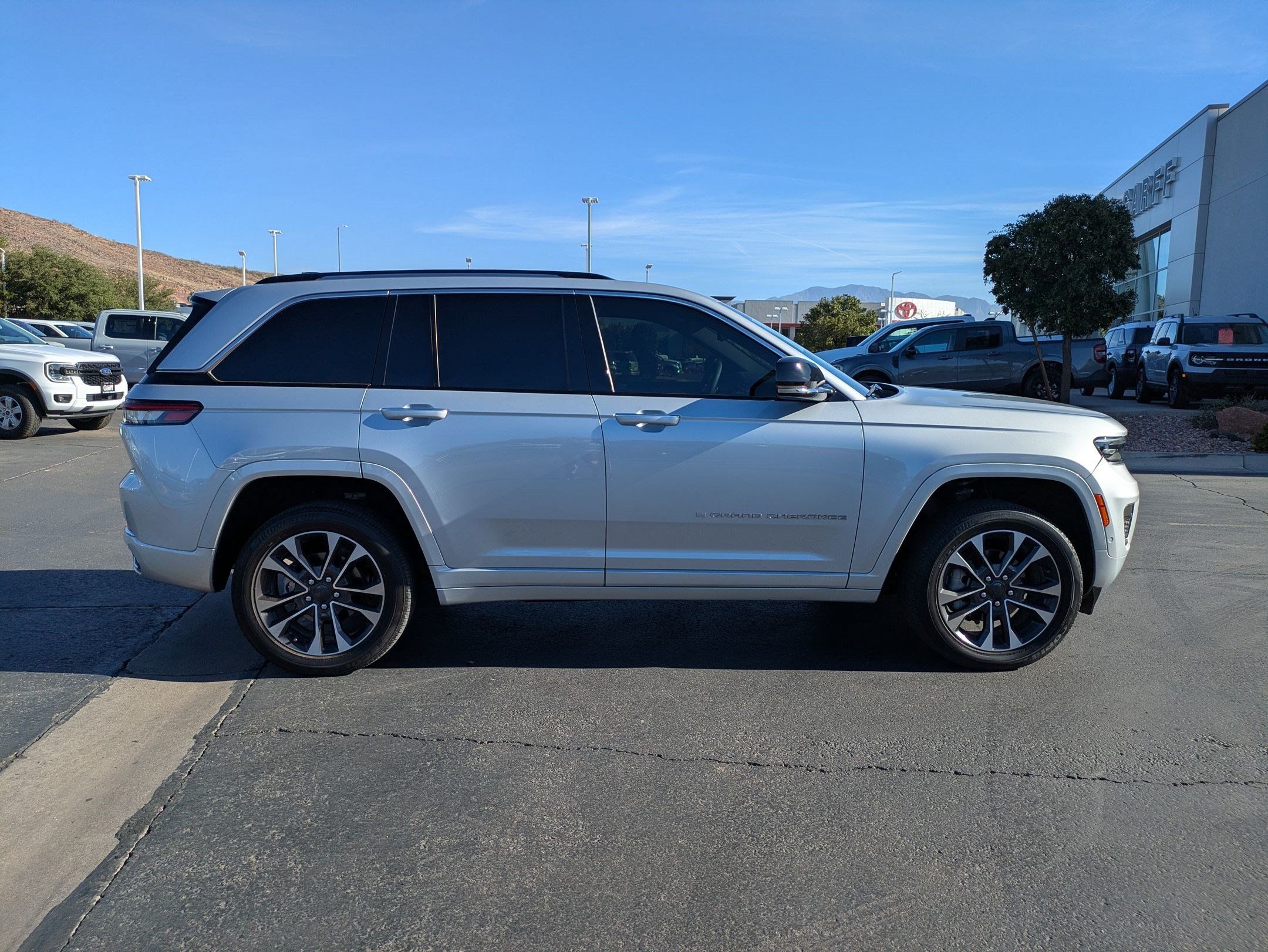 Used 2023 Jeep Grand Cherokee Overland w/ Luxury Tech Group IV AWD/4WD image 2