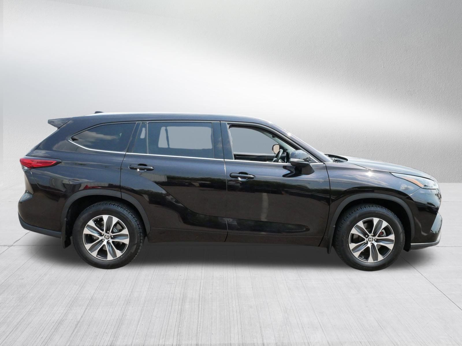 Used 2022 Toyota Highlander XLE AWD/4WD image 8