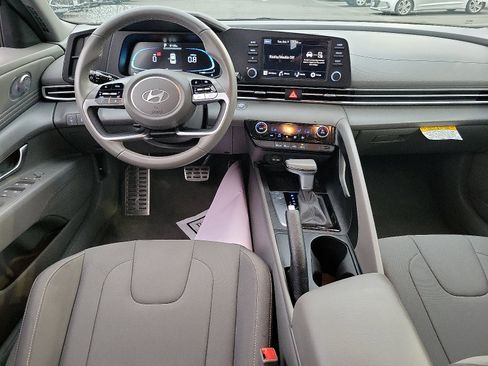 Certified 2025 Hyundai Elantra Sport image 4