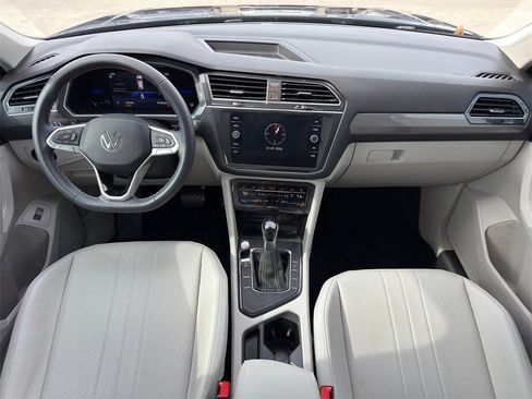 Used 2022 Volkswagen Tiguan SE w/ Panoramic Sunroof Package image 25