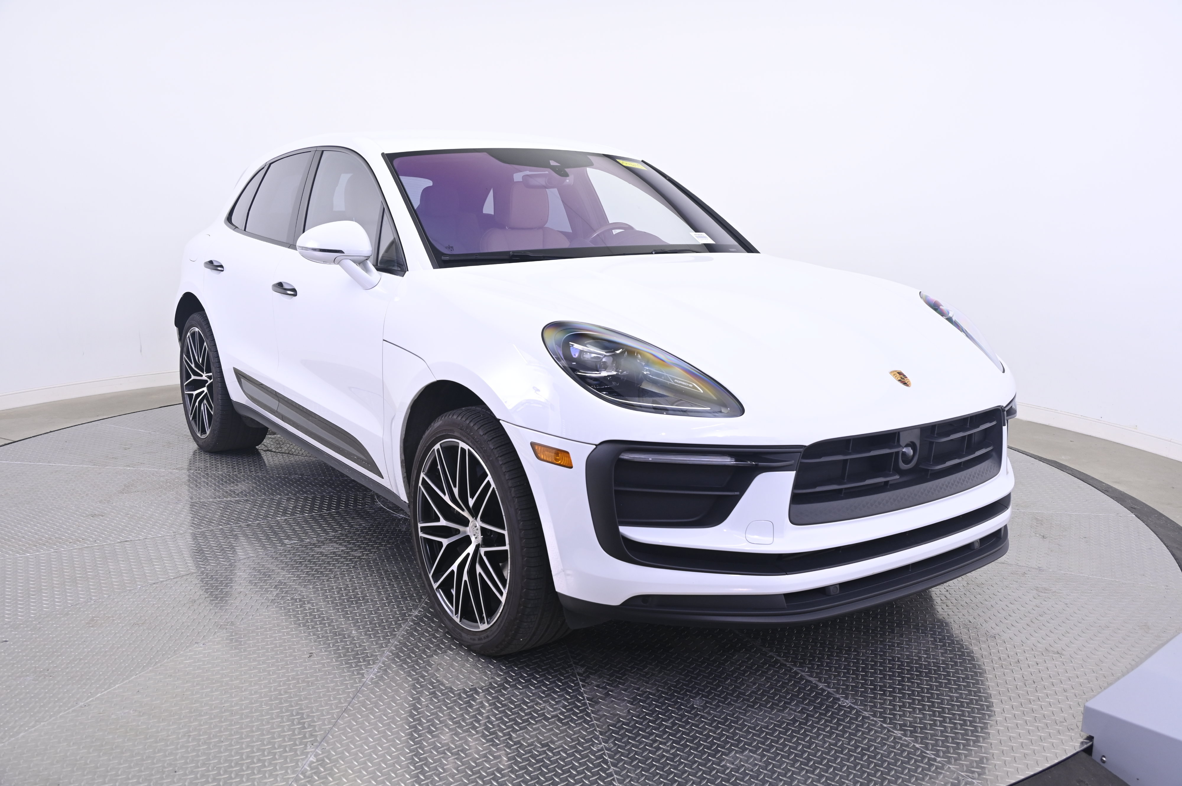 Certified 2024 Porsche Macan AWD/4WD image 9
